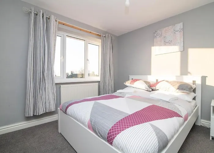 Spacious Two Bed House With Parking And Garden