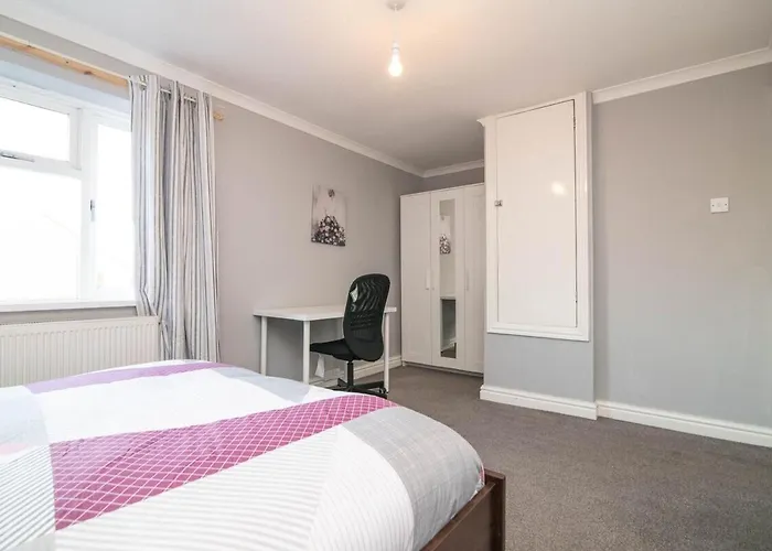 Spacious Two Bed House With Parking And Garden