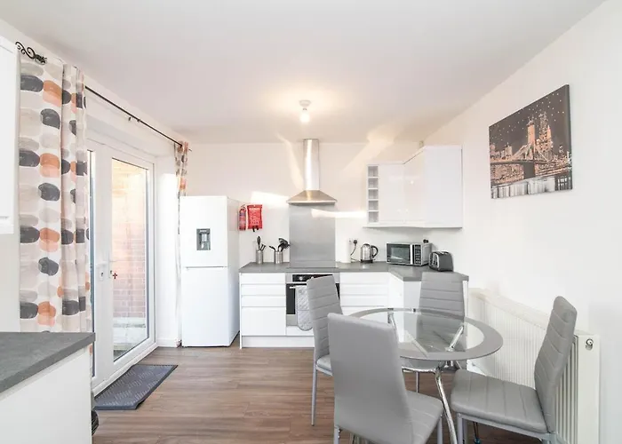 Spacious Two Bed House With Parking And Garden