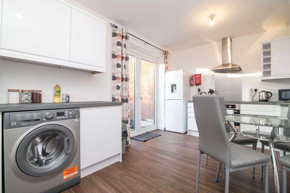 Spacious Two Bed House With Parking And Garden Holiday home