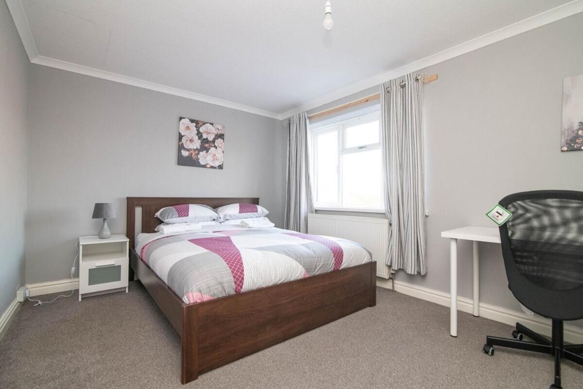 Holiday home Spacious Two Bed House With Parking And Garden *