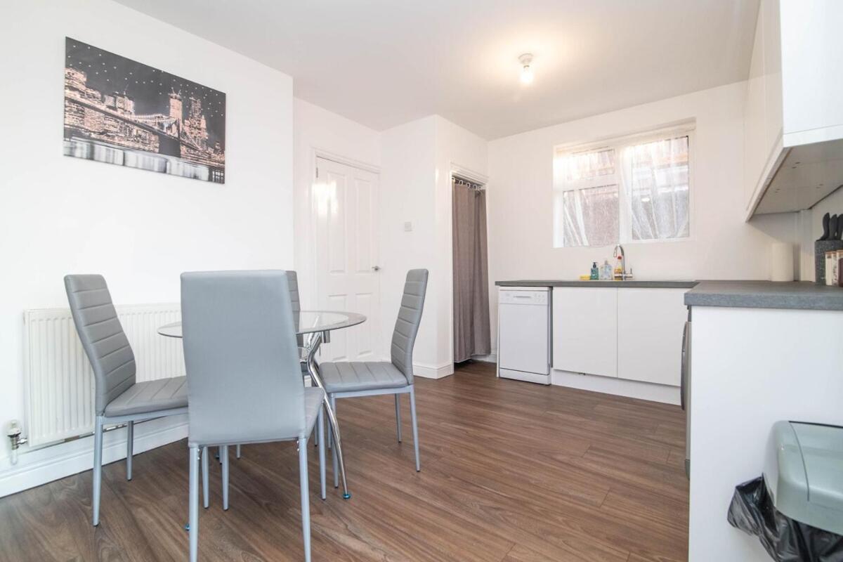 Holiday home Spacious Two Bed House With Parking And Garden