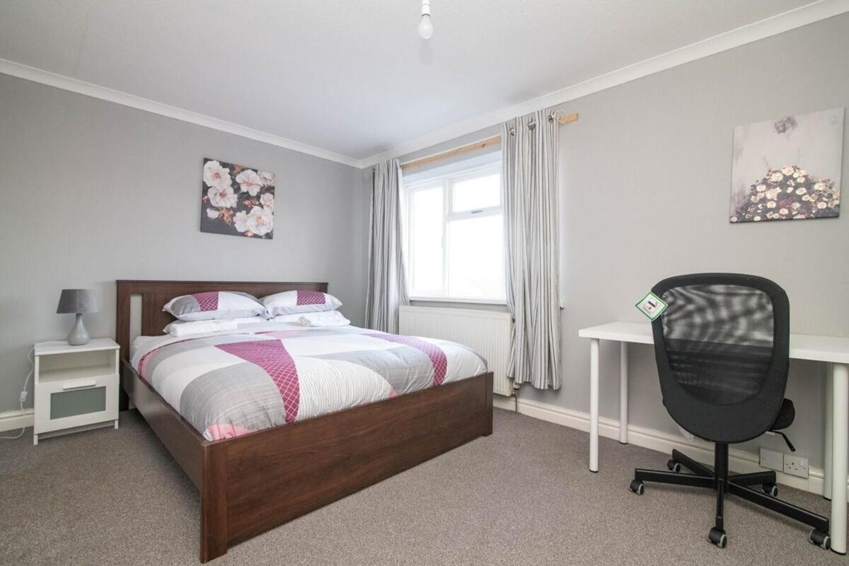 Spacious Two Bed House With Parking And Garden *