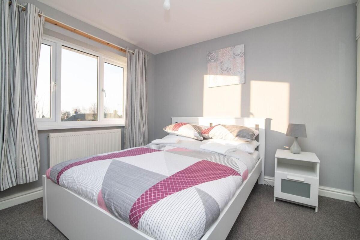 Spacious Two Bed House With Parking And Garden Holiday home Dudley