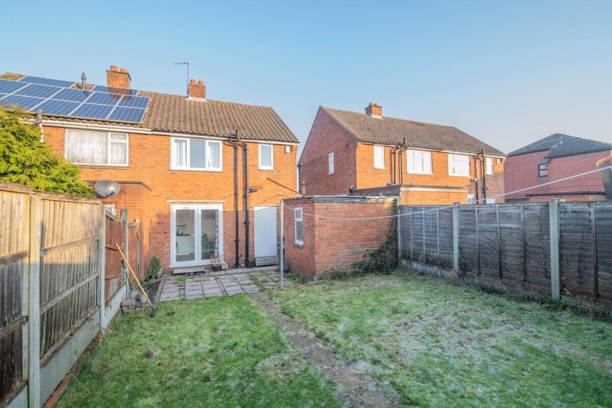 Spacious Two Bed House With Parking And Garden Holiday home *
